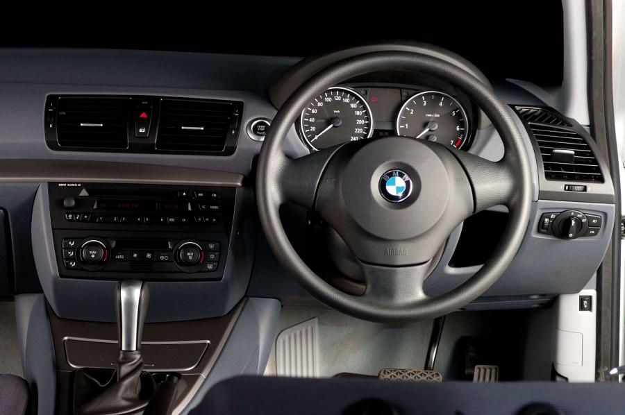 Торпедо BMW 120i 5-Door (E87) 2004 года  (ZA) (фото 11 из 19)